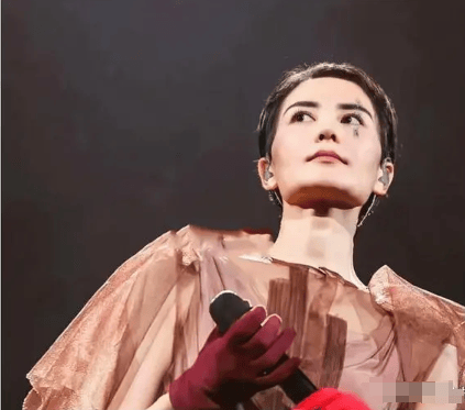 王菲喝下午茶被拍,身材干瘦肚腩凸起一股姨味,不再高不可攀.