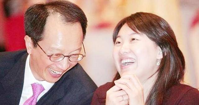 香港"财神爷"娶小26岁伏明霞,婚后不改风流,与妻子闺蜜传绯闻