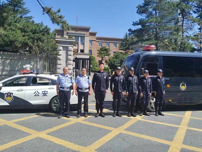 巡逻工作在吉林省政府,乐府酒店,欧亚新发商场等北京大街派出所与特警