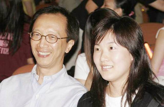 香港"财神爷"娶小26岁伏明霞,婚后不改风流,与妻子闺蜜传绯闻