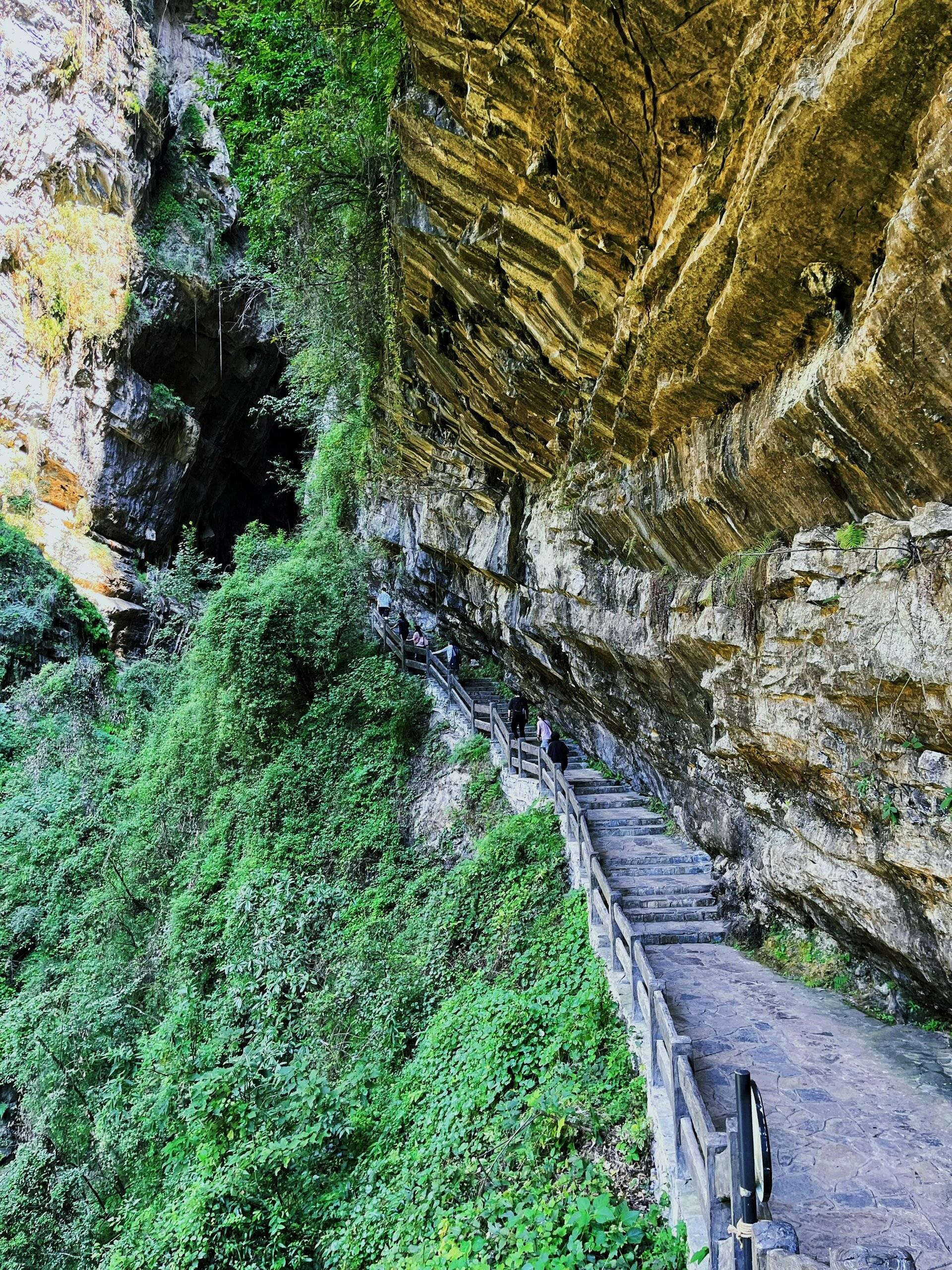 住宿:彭水-餐:早中晚第2天:重庆出发-武隆天坑天生三桥-仙女山国家深