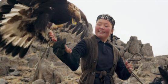 蒙古首位女猎鹰人:13岁驯服"金鹰"猎狐,只用5秒击败70名大汉