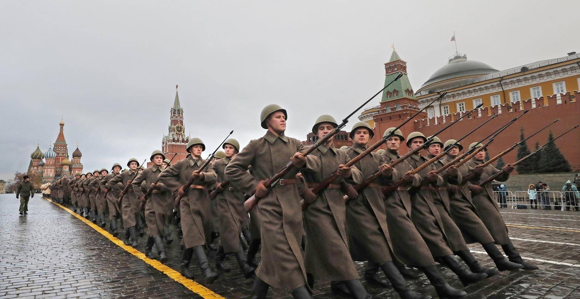 苏联的红军步兵师在这时候受到相关指令:到时候必须正步列队穿过红场