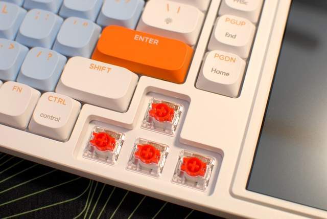 桌面新宠，搭载4.95英寸LCD彩屏的黑爵AKP815键盘，操作快人一等