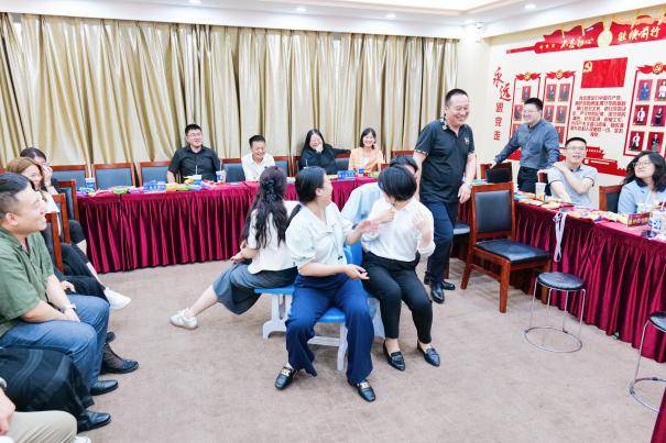 反应力和灵敏度的体力游戏,需要成员集中注意力快速移动争抢椅子位置