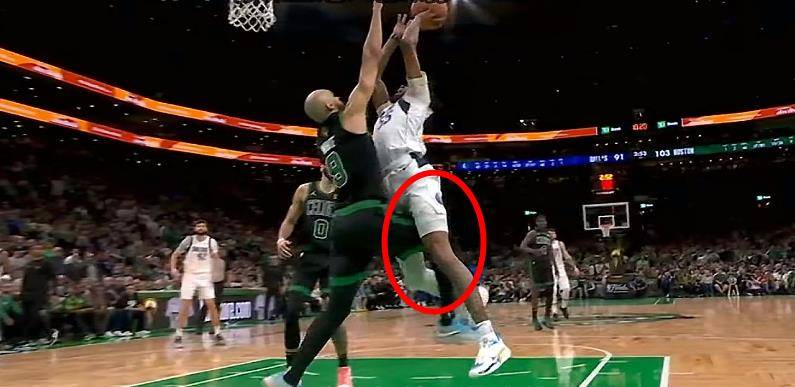 分差只有5分,pj华盛顿接到欧文传球快攻上篮,这个回合首先布朗在身后