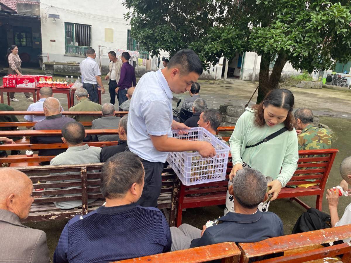 洞口山门开展"铸牢中华民族共同体意识"端午节慰问留守老人活动