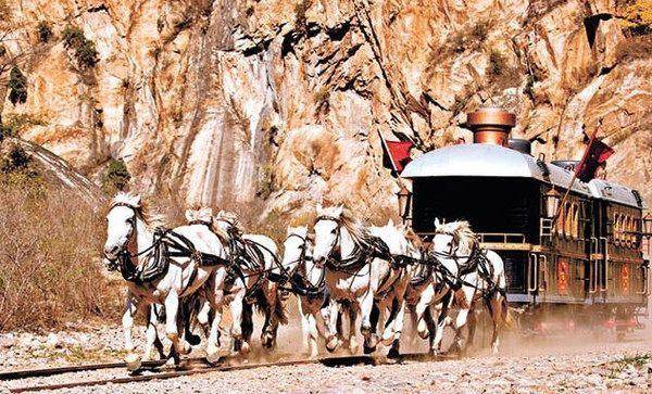 前几年上映的《让子弹飞》讲的就是川渝地区土匪张麻子劫持火车事件后