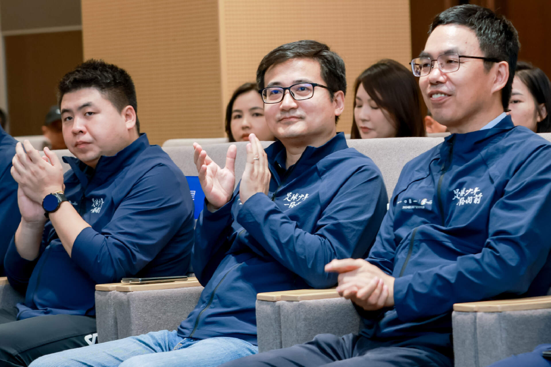 比亚迪携百名中国足球少年“一路向前”，誓师出征欧洲杯