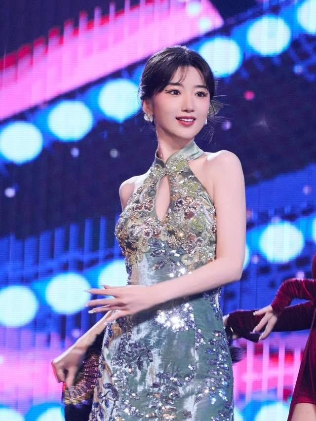 毛晓彤闪耀舞台,皮肤白皙大长腿,穿搭颜值身材齐飞!