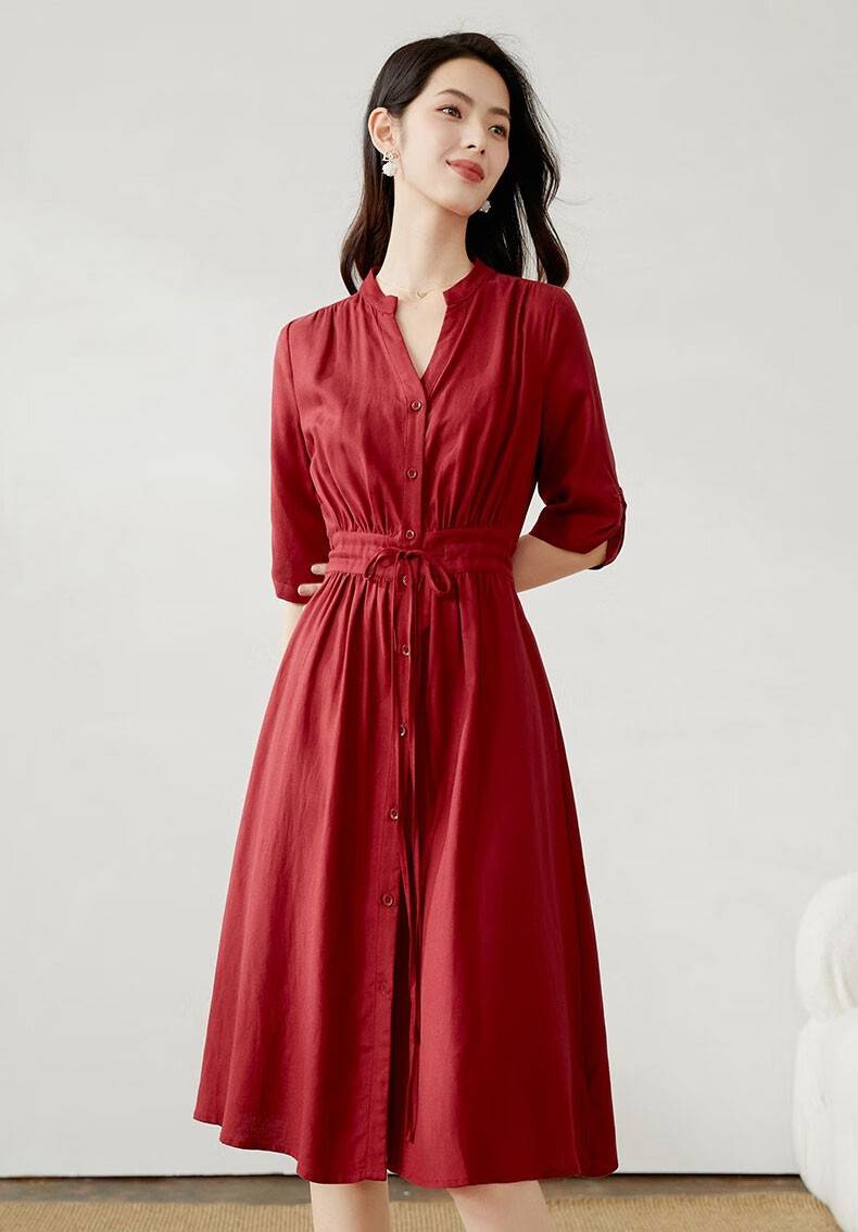 绝美的气质连衣裙,简约时尚的风格搭配上惊艳的深红色,更加出众