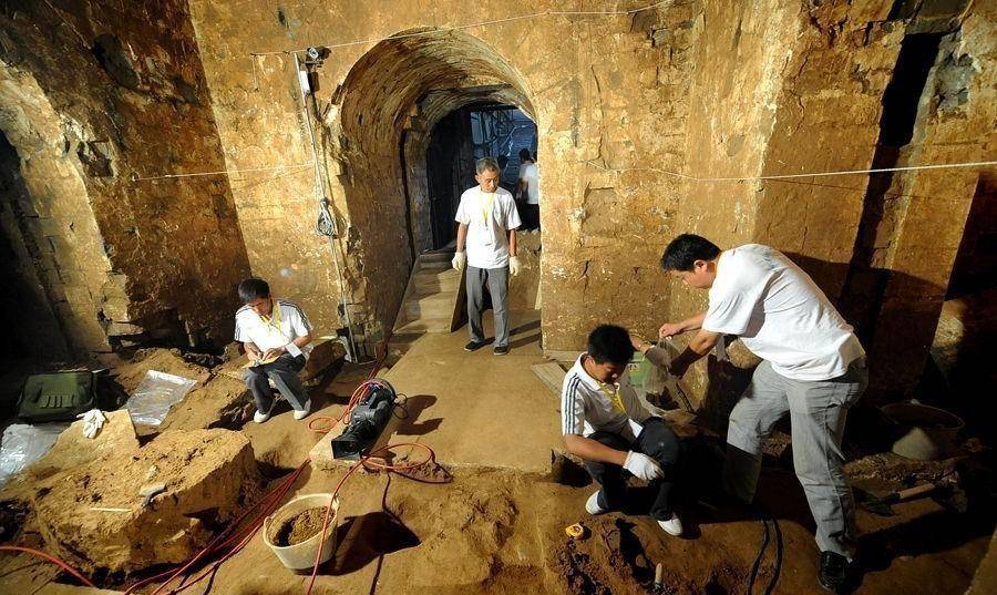 曹操墓"发掘现场:百余专家认定是曹操墓,但有人质疑_石牌_墓道_抢救性