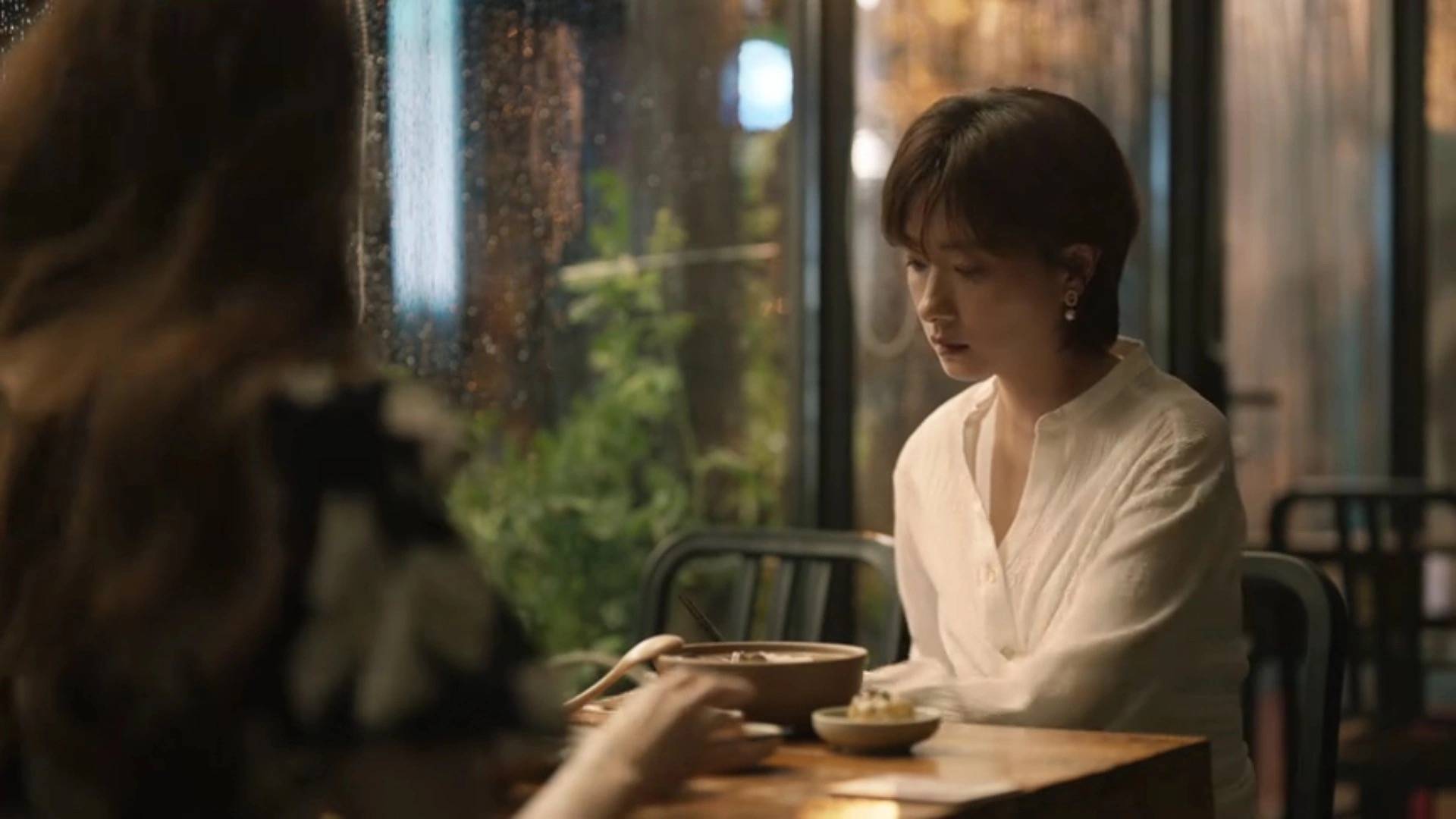 《玫瑰的故事》同样是演"闺蜜",把吴倩和万茜放在一起看,差别就大了