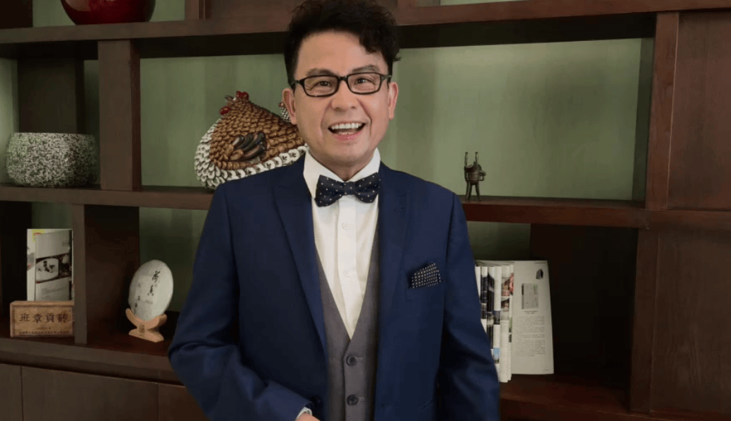 黄一山带患罕见病儿子回港,28岁儿子终身坐轮椅毛毯从头包到脚