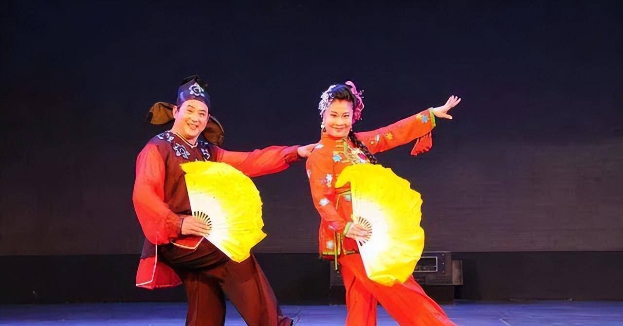 二人转是东北地区的传统民间艺术,又叫小秧歌.