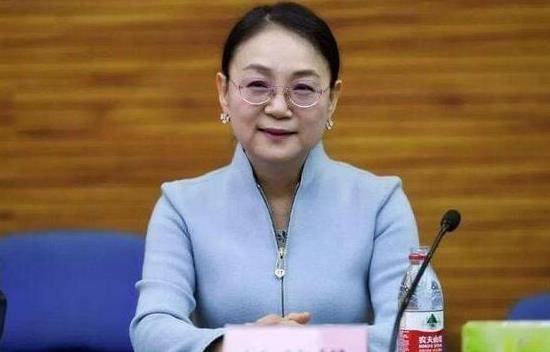 "医药一姐"钟慧娟:从化学老师到大老板,从白手起家到身价过亿