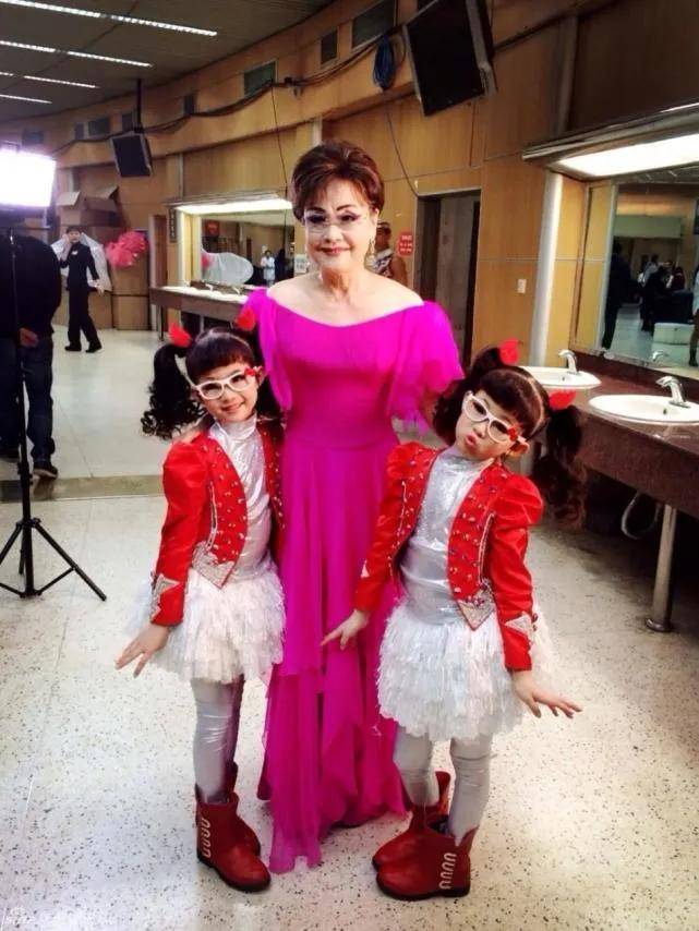 李谷一跟老友合影是真实老人样,素颜皱纹横生彻底认不出,但纯天然就是