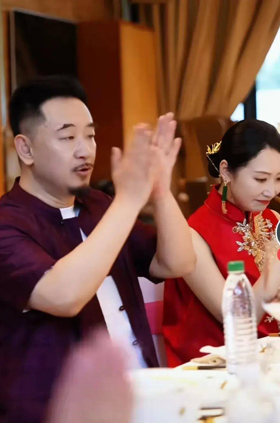 黄海波晒结婚十周年纪念日画面,身穿盛装场面隆重,找了个好老婆