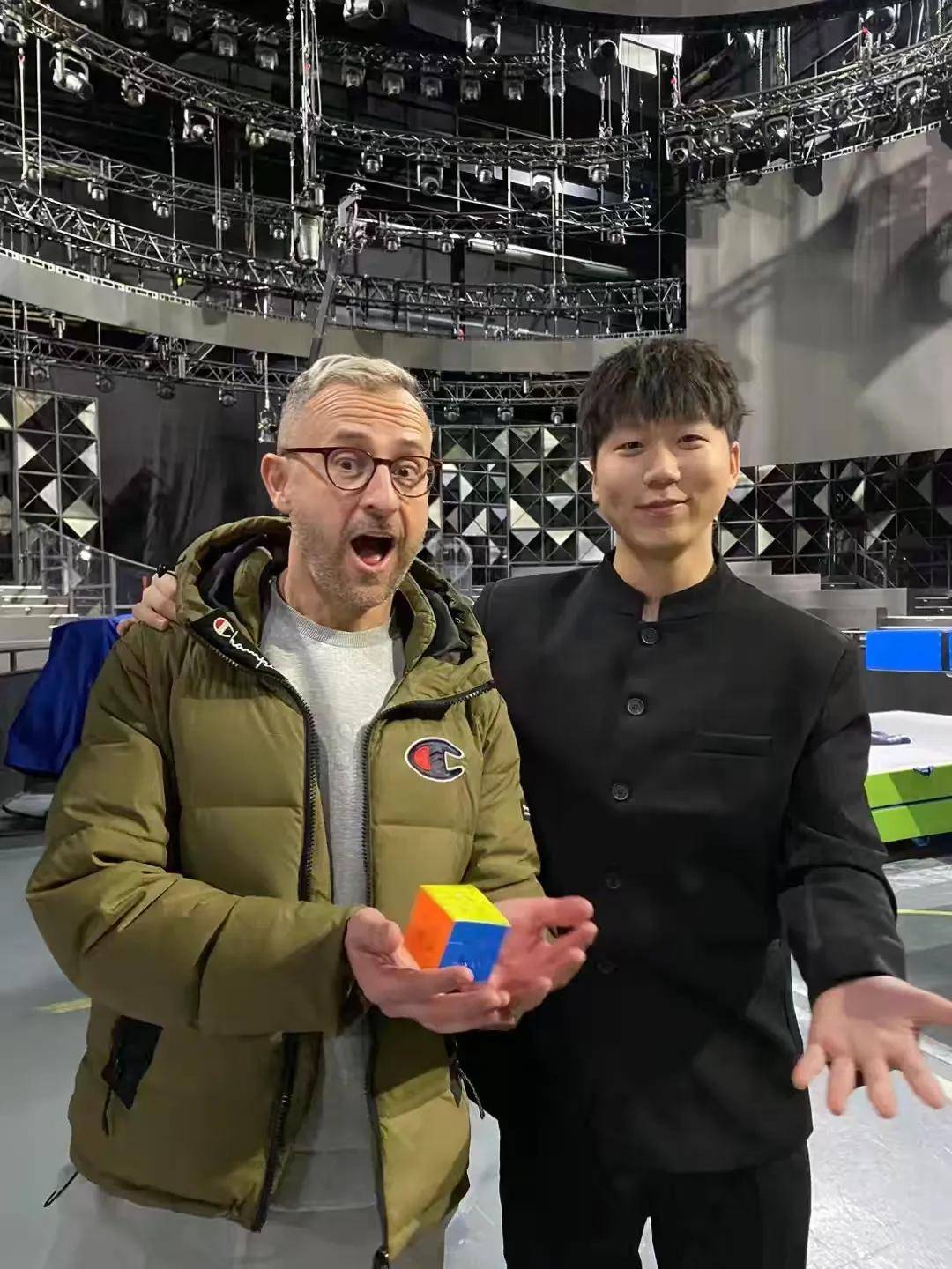 以魔会友 传奇再现 —— 八项吉尼斯世界纪录获得者李志淏现身郑东