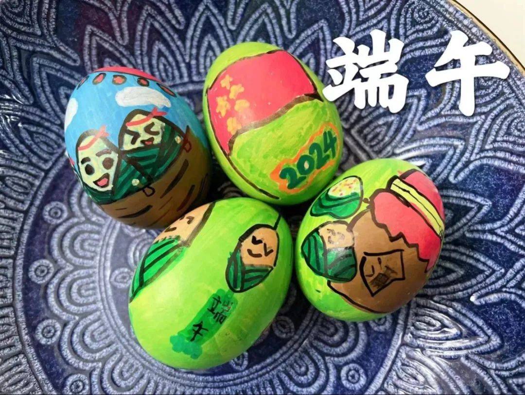 手抄报的内容丰富多样,有的介绍了端午节的传统习俗,如包粽子,赛龙舟