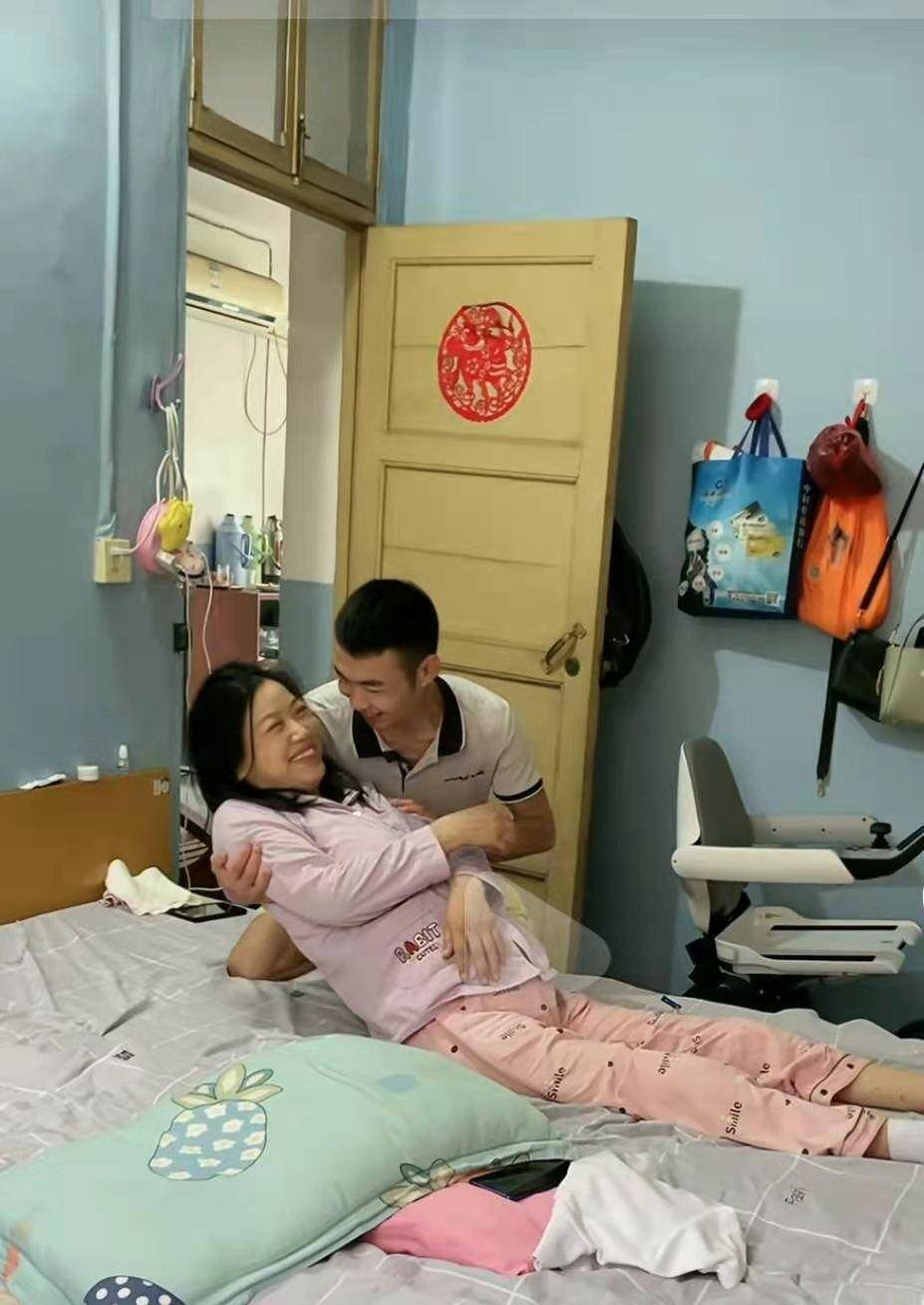 闺蜜变婆媳,湖北34岁瘫痪女子嫁给闺蜜儿子,网友:天作之合
