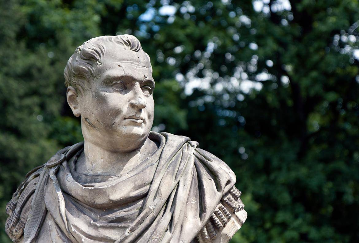 历史学家苏埃托尼乌斯说,他最典型的罪恶是"奢侈和残忍",而他的奢侈