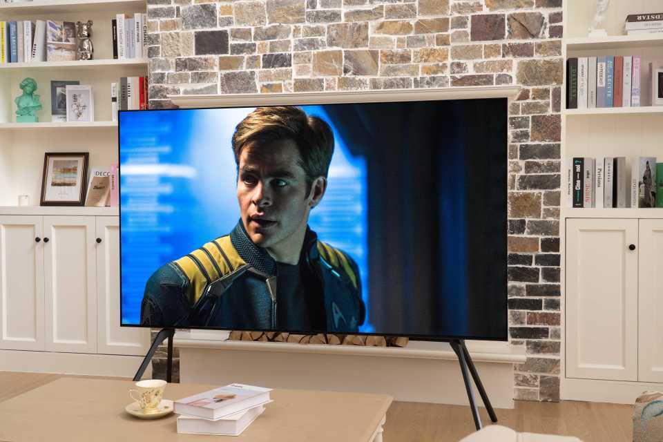 在q10k pro中,tcl全域光晕控制技术有六晶方芯ii,超聚光微透镜,背光