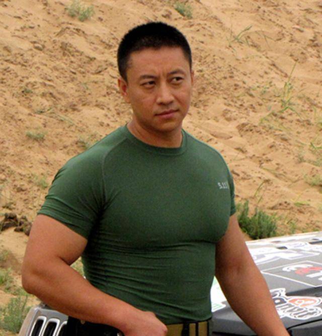 中国最帅男保镖,只用一根筷子击穿3公分钢板,时薪高达28万