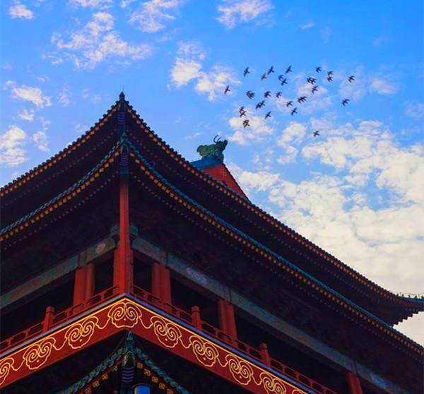 李白除了这首《忆秦娥》,另有一首《菩萨蛮》:"平林漠漠烟如织,寒山一