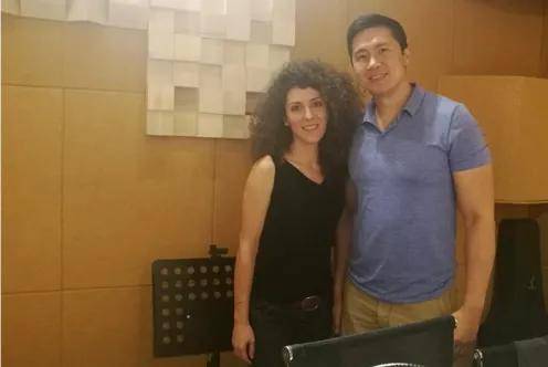 estelles(左)图源:中国播音主持网kris chung(右)和tushka bergen(左)