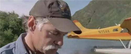 几天后,一架飞机按照约定,前来接崔德威尔回去,可是飞行员却没有见到