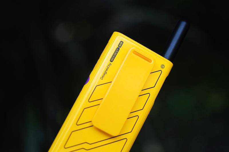 轻薄高颜值 无网通话 极蜂轻薄户外对讲机