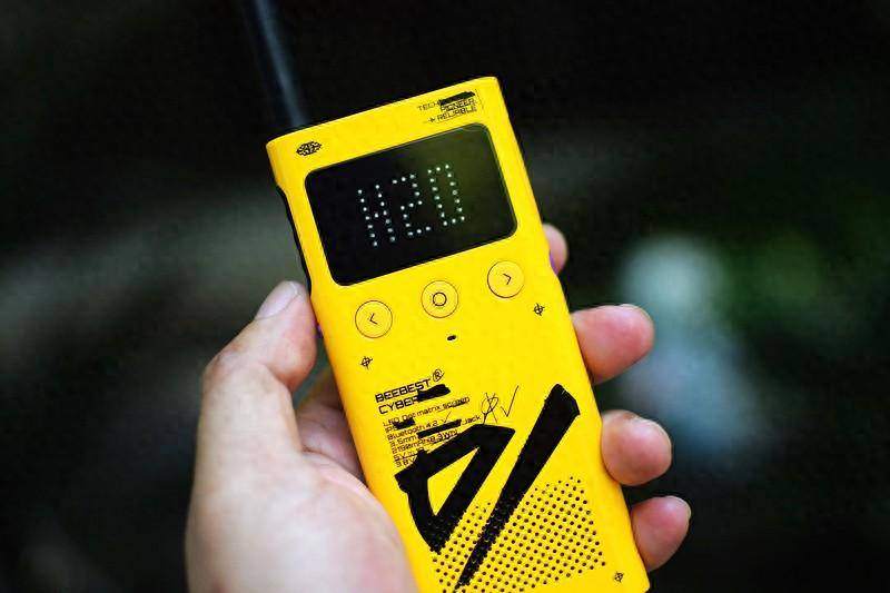 轻薄高颜值 无网通话 极蜂轻薄户外对讲机