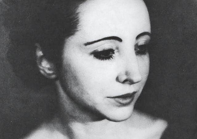 她一边享受着雨果提供给她的豪华别墅,一边在鲁伯特那里寻求爱情的