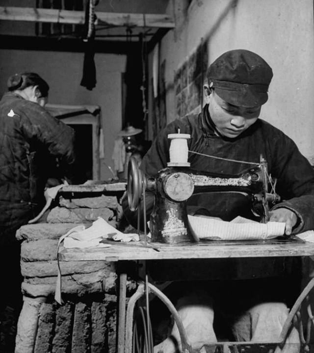 因为朱炳良的祖父和父亲都是乡村裁缝,但收入相当微薄.