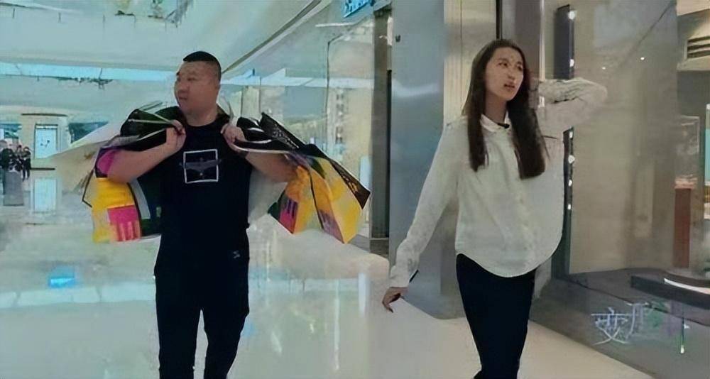 辽宁巨婴刘思琦:吃饭要人喂每天消费过万,现在却成了父母的骄傲