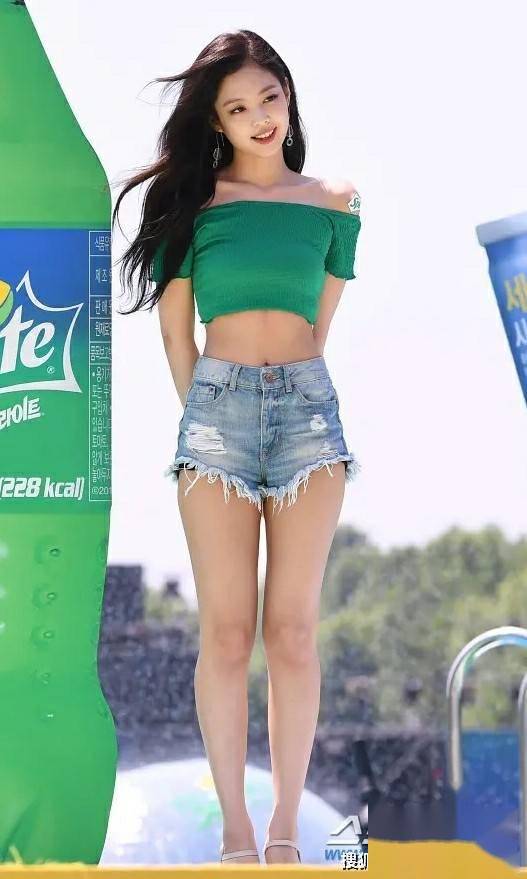 她的腰线纤细,胸部丰满,臀部翘起,大腿修长.