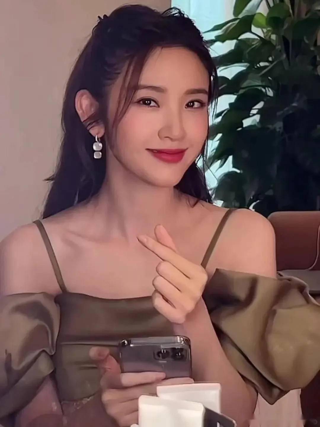 32岁的唐艺昕,写真中的完美身材和甜美笑容,让人忍不住多看几眼!