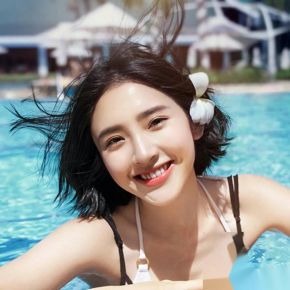 32岁的唐艺昕,写真中的完美身材和甜美笑容,让人忍不住多看几眼!