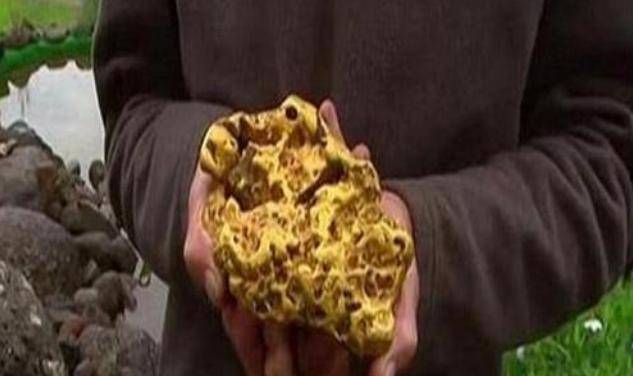 内蒙古一乞丐,捡到一根铁棍,卖了12000元,却错失了3个亿_文物_黄金