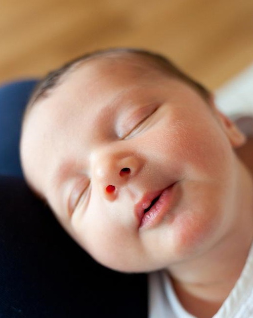 新生儿出生后不会只睡觉，一般会做这三件事。你发现了吗？_宝贝_妈妈_时间