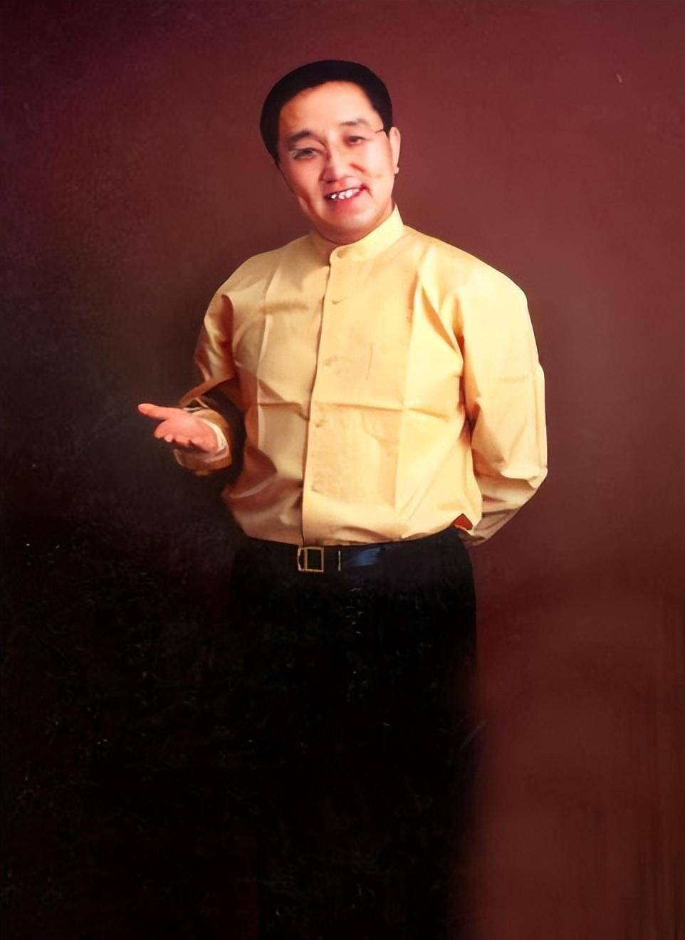 演员句号:二婚娶小11岁丫蛋,把岳父母当亲爹妈,两个女儿都是宝