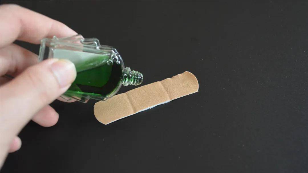 把风油精滴在创可贴上,作用太厉害了,轻松解决家庭难题,试一试