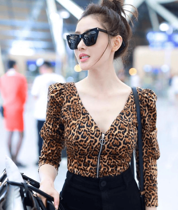 张天爱的腰臀线条太绝了,腰臀比好绝啊!