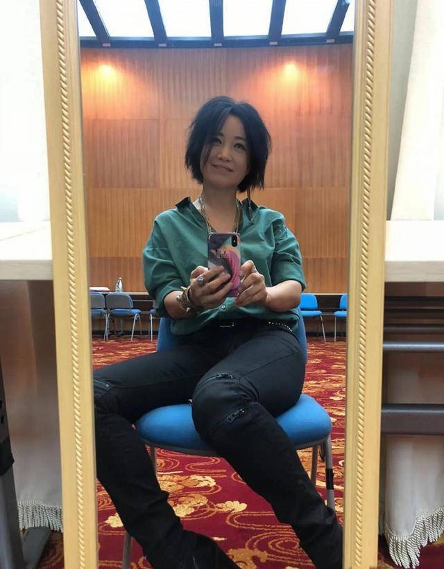 斯琴格日乐:一流的身材和唱功,如今小县城接商演,生活惬意