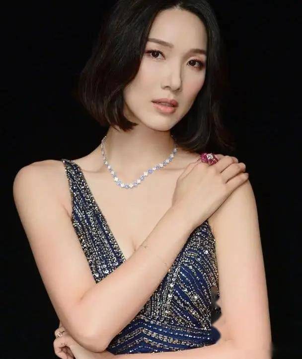 女神李亚男的写真曝光,这谁顶得住她的性感身材和美丽