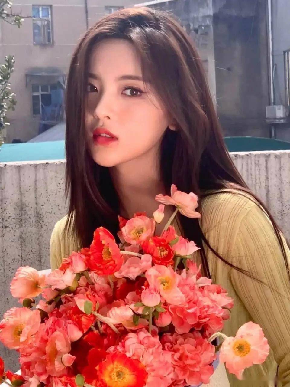 25岁杨超越写真曝光,这谁顶得住她的魅力与才华!