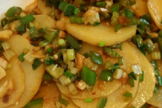 将土豆洗净去皮,去除淀粉,切成五厘米厚的土豆片.2.