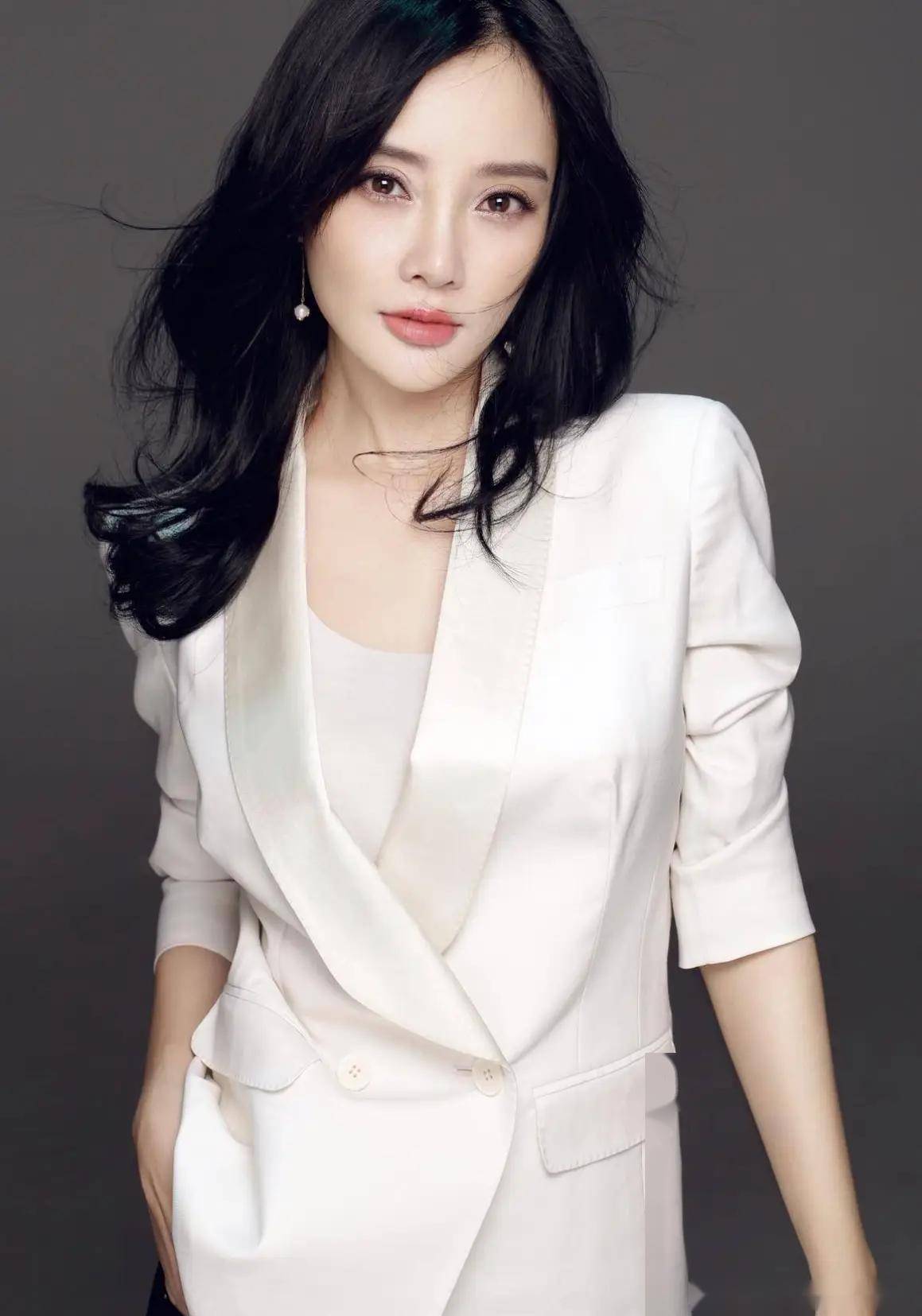 李小璐晒出一组写真,美得让人窒息!这颜值这身材着实性感!这谁顶得住!