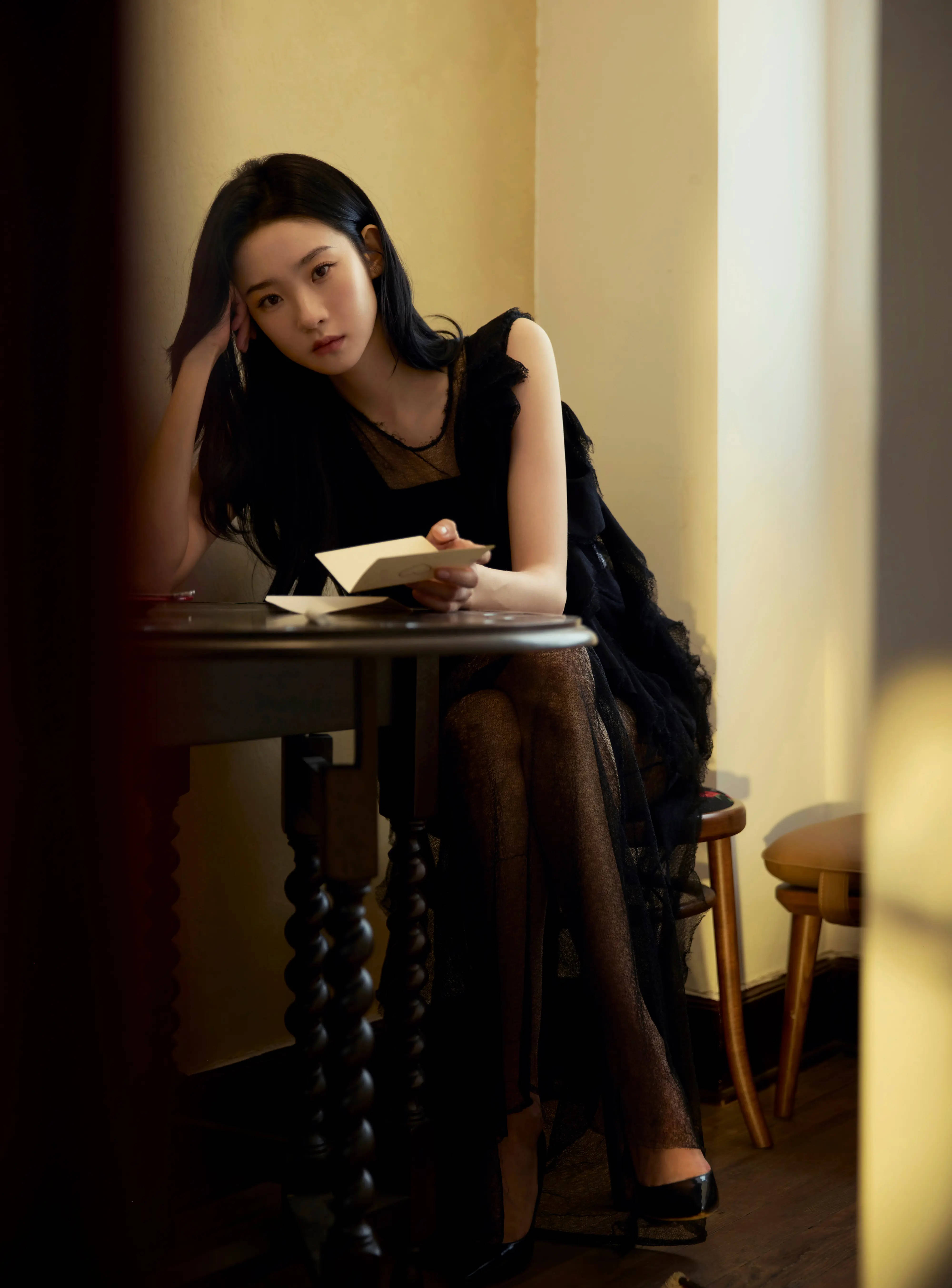 张艺凡穿黑纱裙秀大长腿 面带忧郁气质温婉-搜狐大视野-搜狐新闻